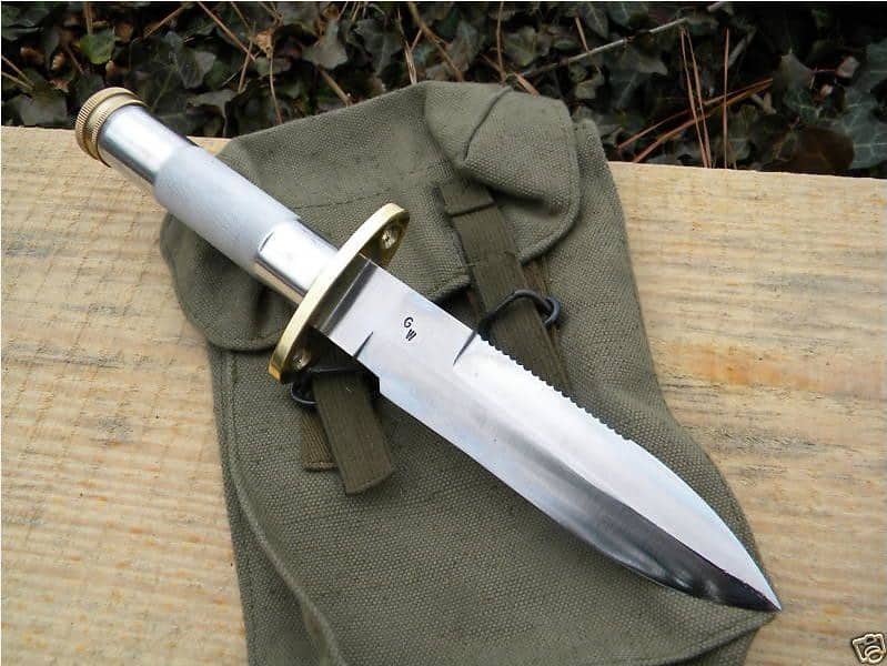 Survival knife with serrations